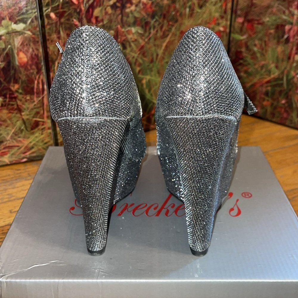 NWT Breckelle’s Silver Platform Wedges Size 7.5 - Picture 3 of 6